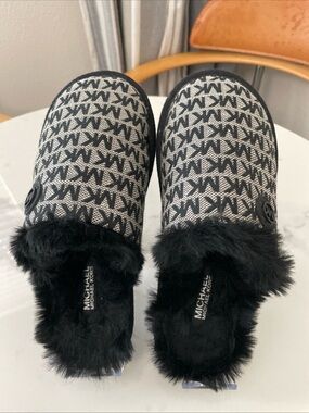 Michael Kors Women’s Faux Fur Lined cozy slippers women’s size 6